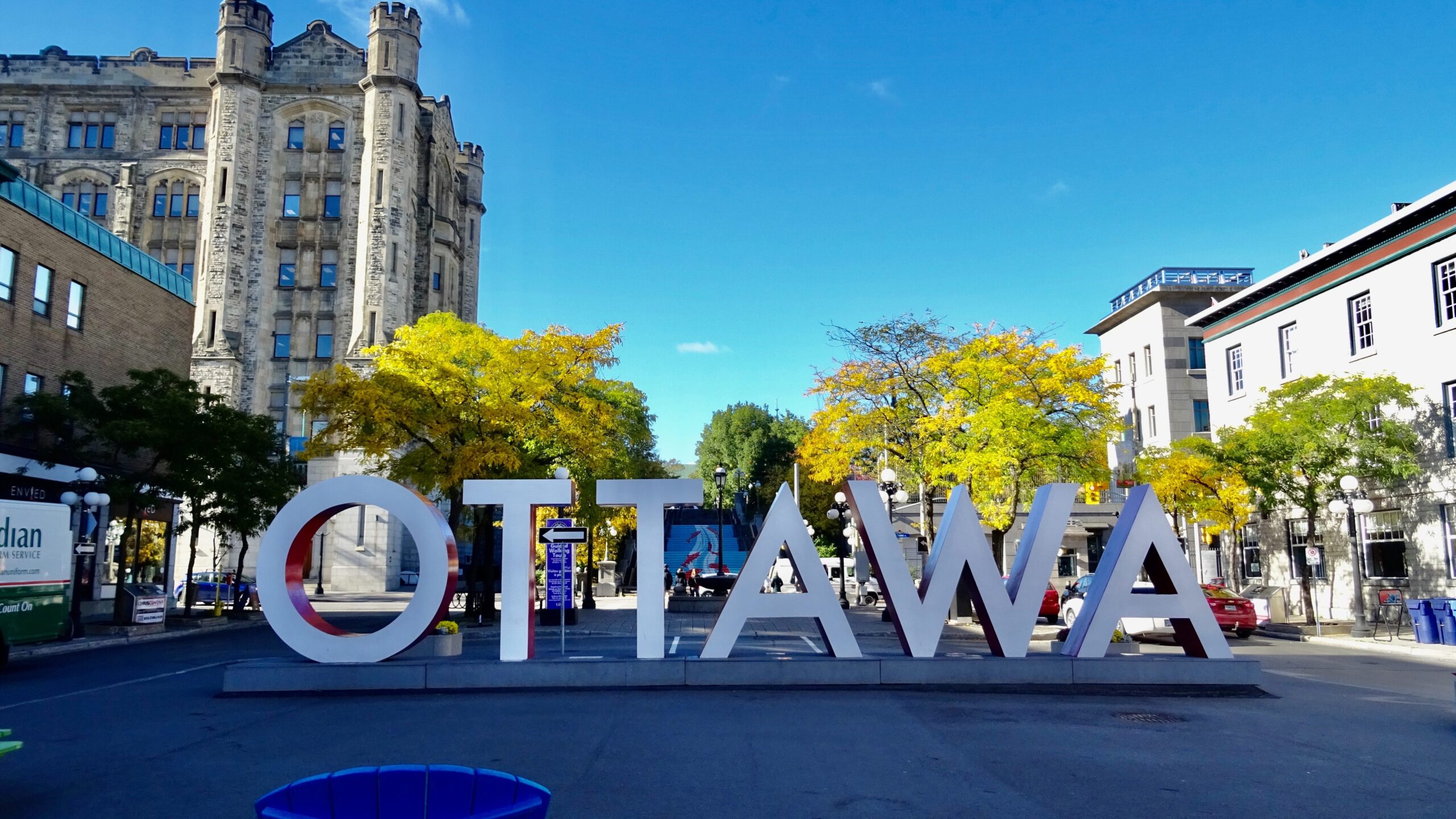 Panneau "Ottawa" au premier plan, bâtiments à l'arrière-plan